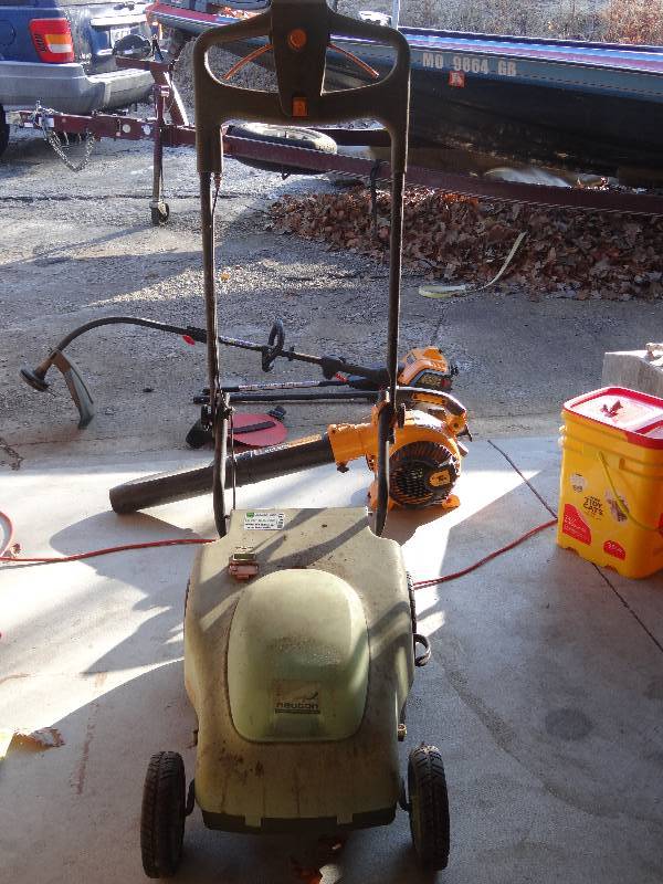 lot 6194 image: Neuton Cordless Electric Mower