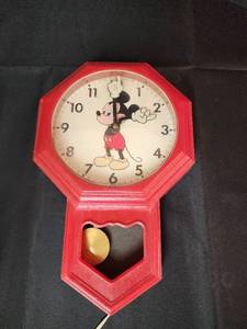 lot 106 image: Vintage Mickey Mouse Clock (powers on)