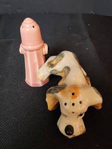 lot 117 image: Vintage 1960s Dog Lifting Leg on Fire Hydrant Salt & Pepper Shakers (Marked Japan)