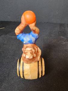 lot 118 image: Vintage Monkey on a Barrel Salt & Pepper Shaker Set (Marked Japan)