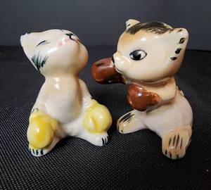 lot 120 image: Vintage Cats Boxing Salt & Pepper Shaker Set (Marked Japan)