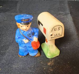 lot 123 image: Vintage Mailman and Mailbox Salt & Pepper Shaker Set (Marked Japan)