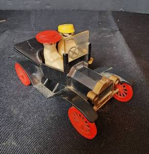 lot 128 image: Vintage Model T Auto with Man and Woman Salt & Pepper Shaker Set (see pics for damage)