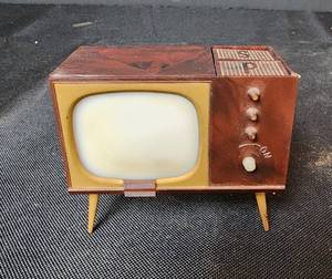 lot 130 image: Vintage MCM Salt & Pepper Shakers 1960s TV Set