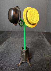 lot 133 image: Vintage Plastic 1950s Hat Rack Salt Pepper Shaker Set
