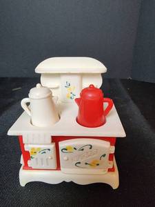 lot 135 image: Vintage 1950s Plastic Stove Sugar Bowl and Salt & Pepper Shaker Set Retro Cottage Kitchen (see pics for damage)