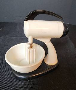 lot 138 image: Vintage MCM White Plastic Mixing Bowl Salt & Pepper Shaker Set