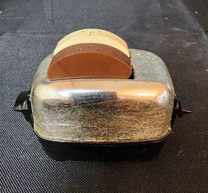 lot 139 image: Vintage Plastic and Metal Toaster Salt & Pepper Shaker Set