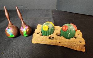 lot 142 image: Vintage Maraca Salt & Pepper Shaker Set and Vintage Cactus Salt & Pepper Shaker Set
