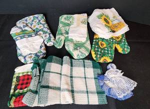 lot 157 image: Hot Mitts and Wash Cloths