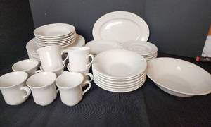 lot 177 image: 48pc Dinnerware