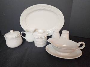 lot 178 image: Serving Dishes