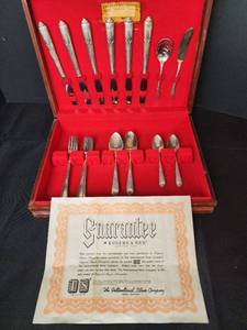lot 180 image: 26pc. Rogers & Bros. Silverplate Flatware in Wooden Case (6 Place Setting)