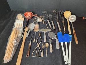 lot 181 image: Utensils