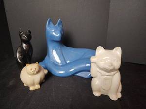 lot 204 image: Ceramic Cats