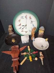 lot 210 image: Bird Decor and Clock