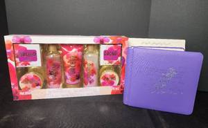 lot 217 image: NIB Floral Bath Set and NIB Photo Album