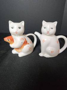 lot 228 image: (2) Vintage Oriental Cat Teapots