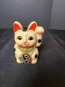 lot 229 image: Vintage MCI Japan Waving Cat Bank