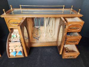 lot 268 image: Jewelry Box with Contents 18x10.5x6.5
