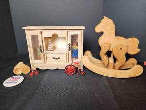 lot 272 image: Home Decor
