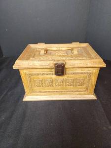 lot 291 image: Sewing Box with Contents