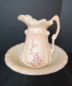 lot 334 image: Vintage Wash Basin and Pitcher