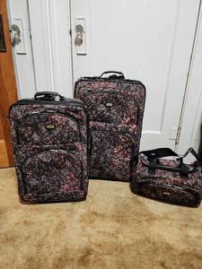 lot 365 image: 3pc Gloria Vanderbilt Luggage on Wheels