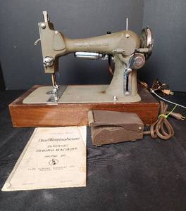 lot 378 image: Antique Free-Westinghouse Electric Sewing Machine (Model 8F) in Case (powers on)