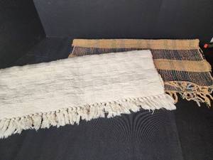 lot 17 image: (2) Rugs 25x40 and 26x42