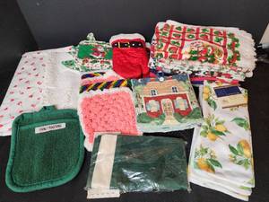 lot 404 image: Kitchen Linens