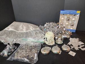 lot 424 image: Silver Christmas Decor