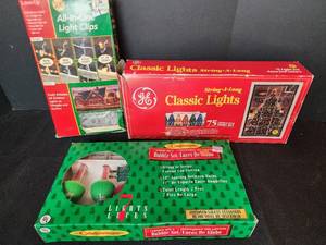 lot 425 image: Vintage Christmas Lights, Light Clips, and Bubble Lights