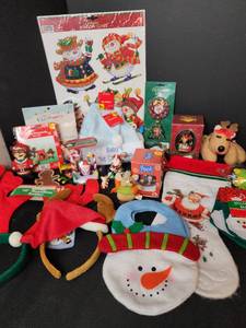 lot 427 image: Christmas Decor