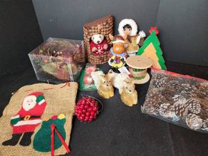 lot 428 image: Rustic Christmas Decor
