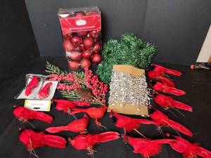 lot 429 image: Christmas Decor (cardinals)