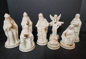 lot 431 image: Dillards Trimmings Porcelain Nativity Set