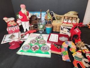 lot 436 image: Christmas Decor