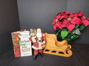 lot 437 image: Christmas Decor