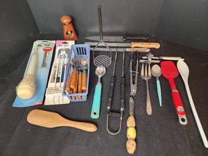 lot 443 image: Kitchen Utensils