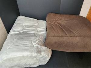 lot 487 image: FullQueen Mattress Pad and FullQueen Bed Spread
