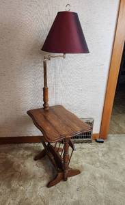 lot 28 image: Oak End Table with 3-Way Lamp (powers on) 16x24x60