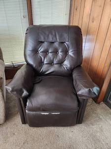 lot 36 image: Pride Lift Chair (works) (see pics for damage)
