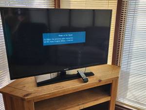 lot 38 image: 39 Samsung Television with Remote Control