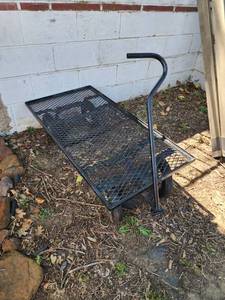 lot 44 image: Lawn Cart (wheels need greased to turn)