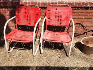 lot 46 image: (2) Vintage Metal Lawn Chairs