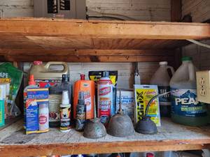 lot 606 image: Automotive Supplies (Includes 4pk of Refrigerant Charging Kit)