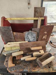 lot 633 image: Wooden Toolbox of Masonry Tools