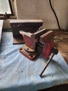 lot 636 image: Columbian 3.5M2 Vise and Anvil