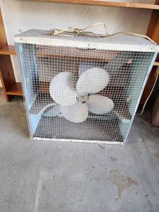 lot 646 image: Large Box Fan (powers on)